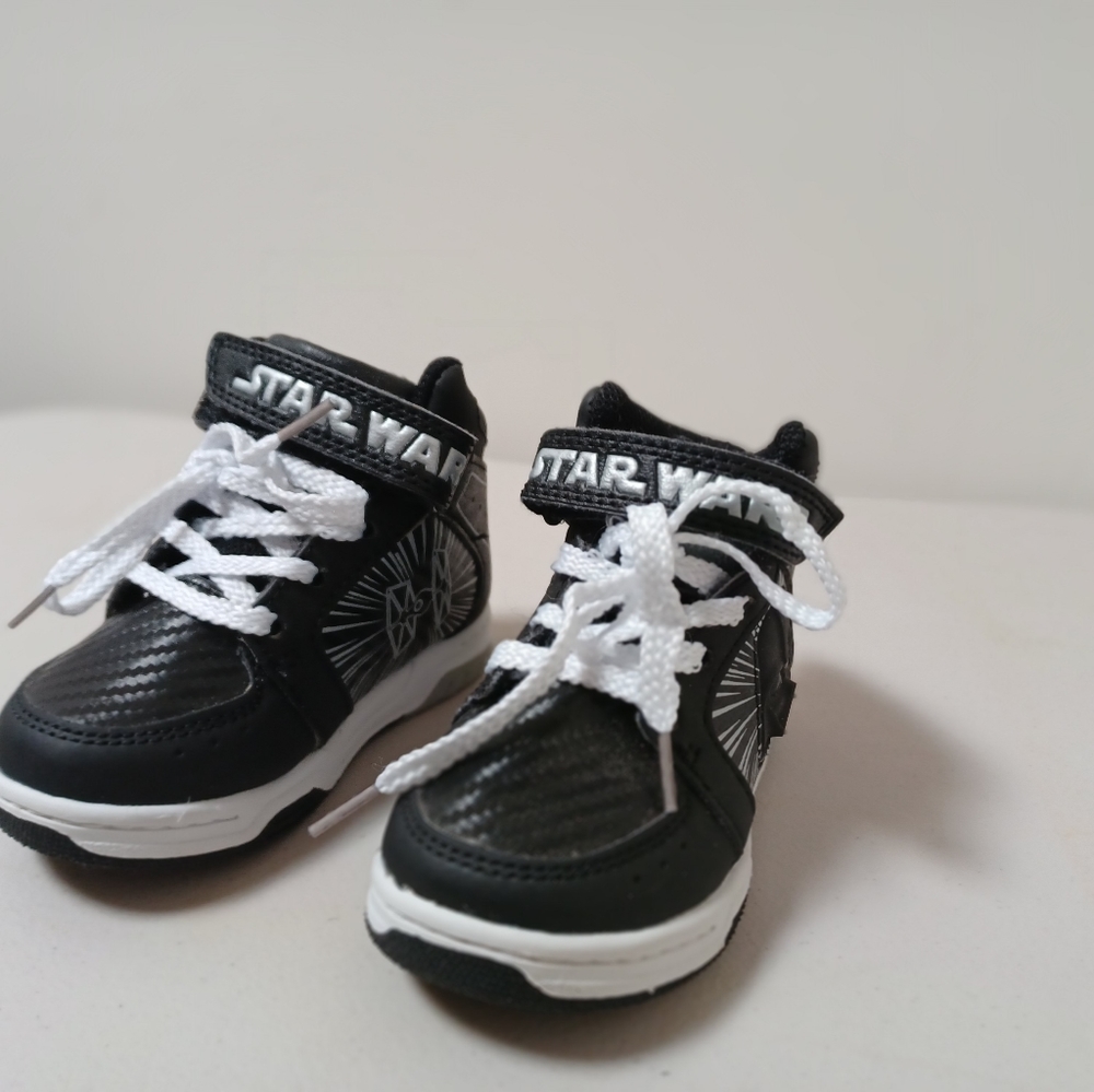 Toddler boys size 6 sneakers